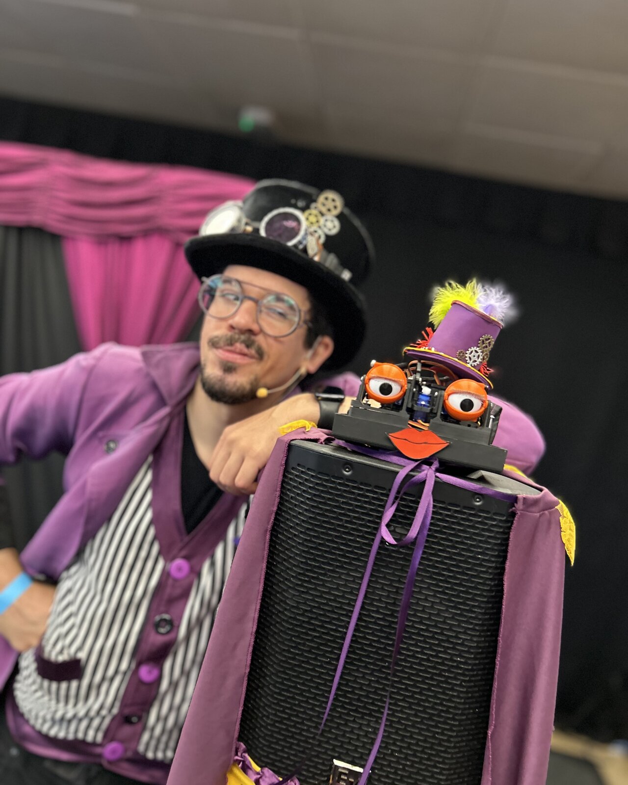Zatarin com Dorothy, a caixa de som mágica, em festa infantil