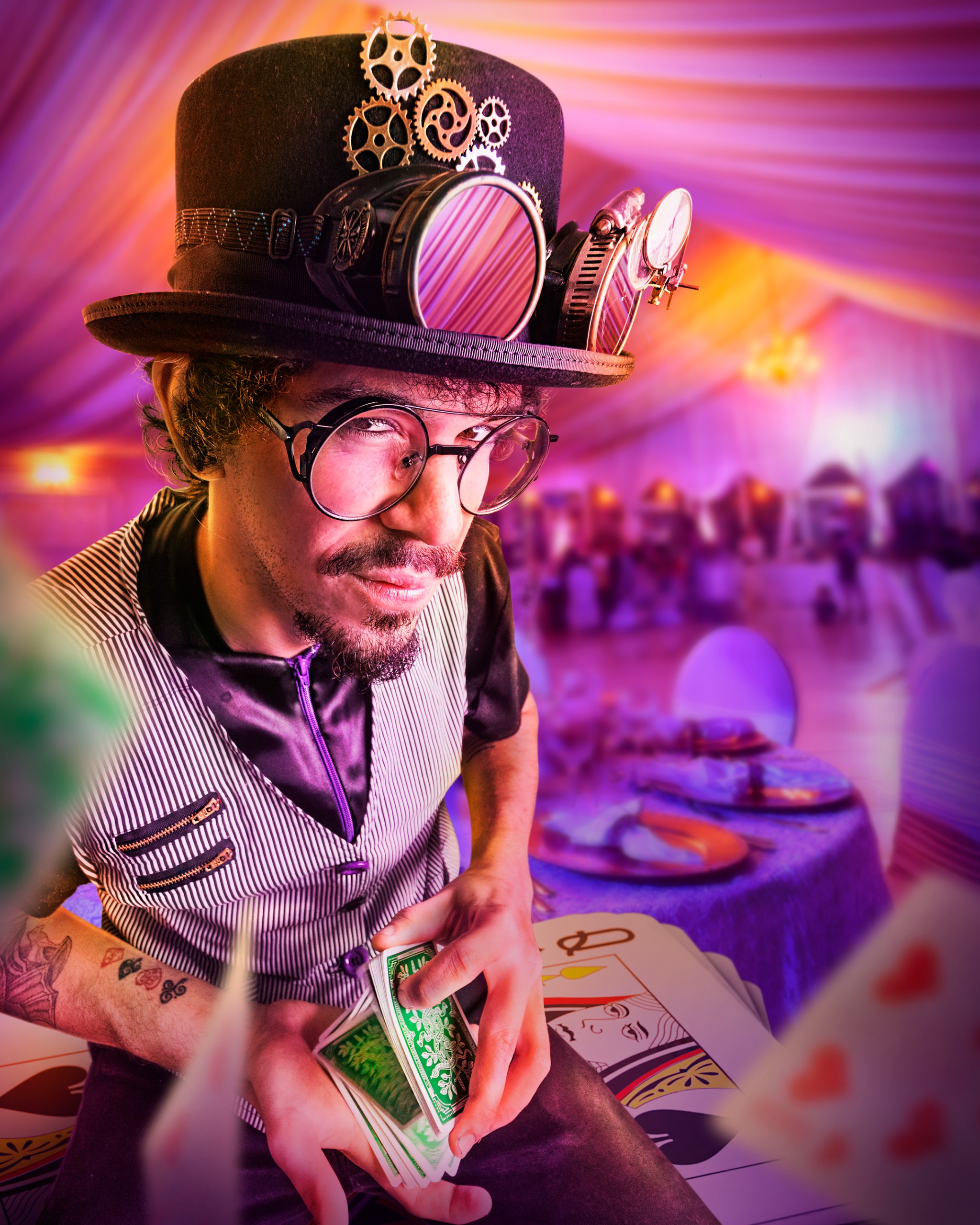 Mágica de cartas em evento, de mesa em mesa