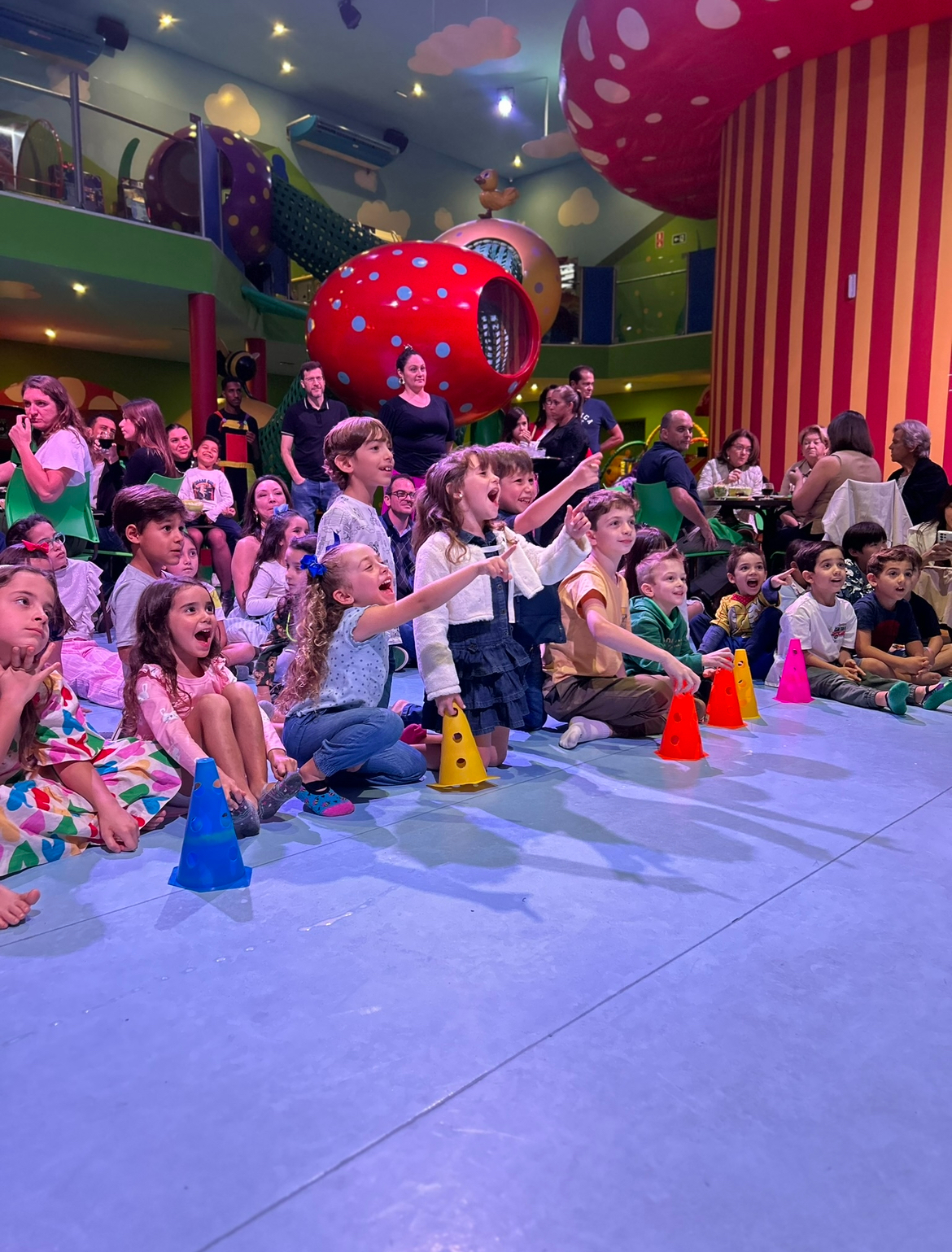 Muitas crianças reunidas assistindo ao show