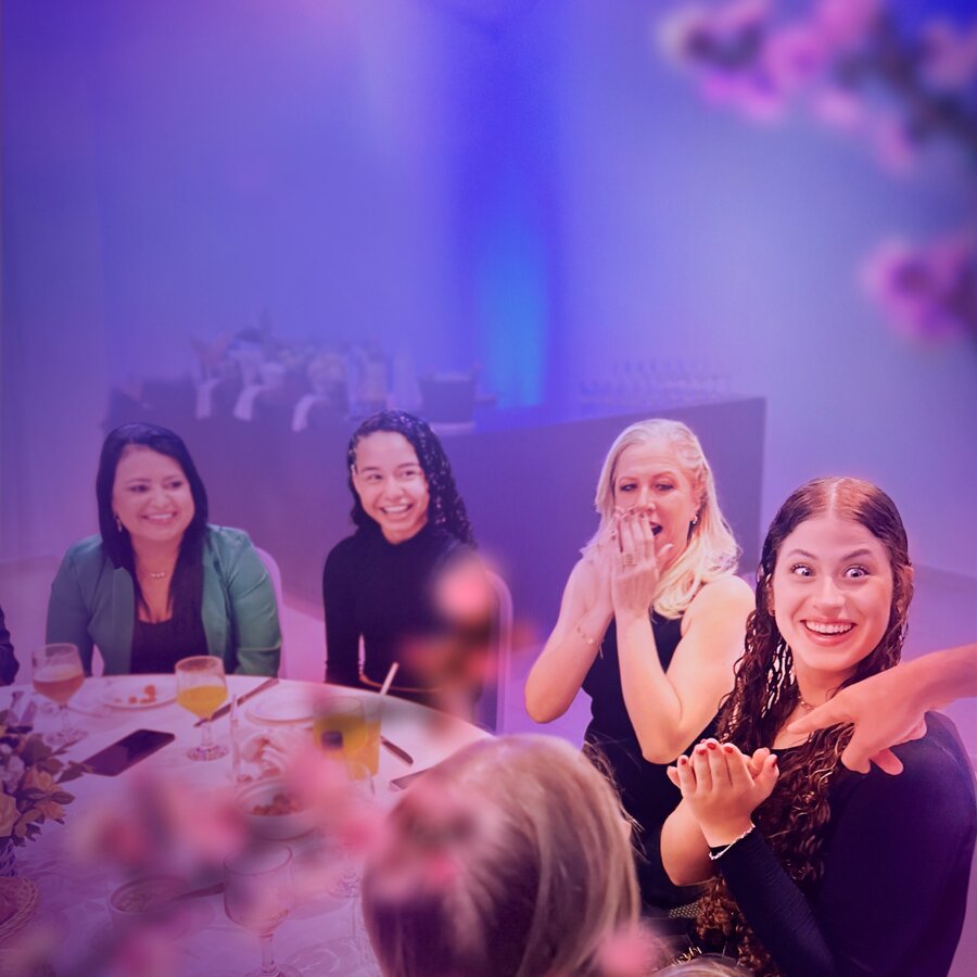 Grupo de mulheres surpresas durante mágica de mesa